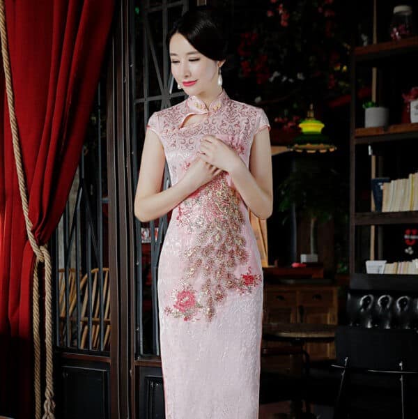 ชุดตรุษจีนผู้หญิง (ชุดกี่เพ้า) แบบยาว สีชมพู ลายปักนกยูง