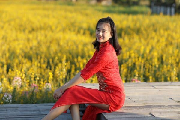 ชุดตรุษจีนผู้หญิง (ชุดกี่เพ้าผู้หญิงแบบยาว) แบบยาว แขนสามส่วน สีแดง ลายนกยูง