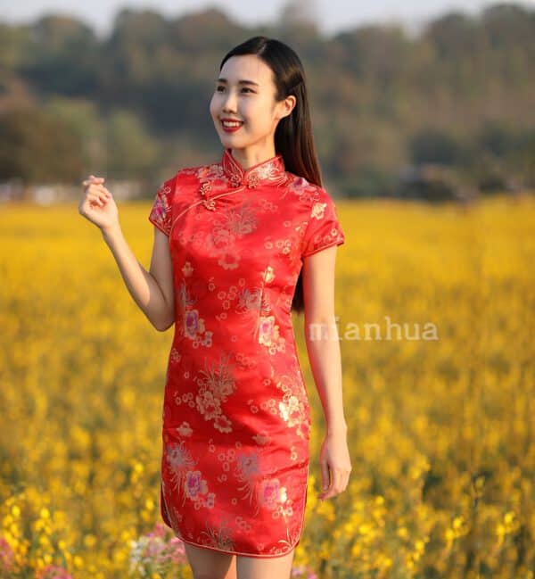 ชุดตรุษจีนผู้หญิง (ชุดกี่เพ้า) แบบสั้น สีแดง ลายดอกเหมยกับดอกเบญจมาศ