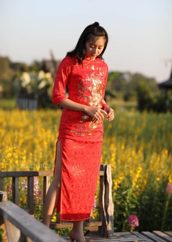 ชุดตรุษจีนผู้หญิง (ชุดกี่เพ้าผู้หญิงแบบยาว) แบบยาว แขนสามส่วน สีแดง ลายนกยูง