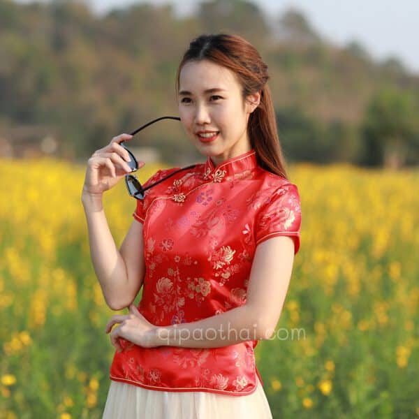 เสื้อตรุษจีนผู้หญิง (เสื้อกี่เพ้า) แขนสั้น สีแดง ลายดอกไม้และเชือกถักมงคลจีน