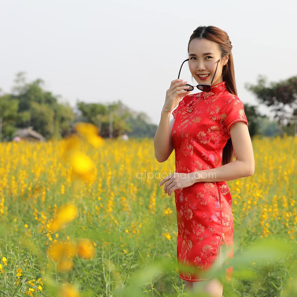 ชุดตรุษจีนผู้หญิง (ชุดกี่เพ้า) แบบสั้น สีแดง ลายดอกไม้และเชือกถักมงคลจีน
