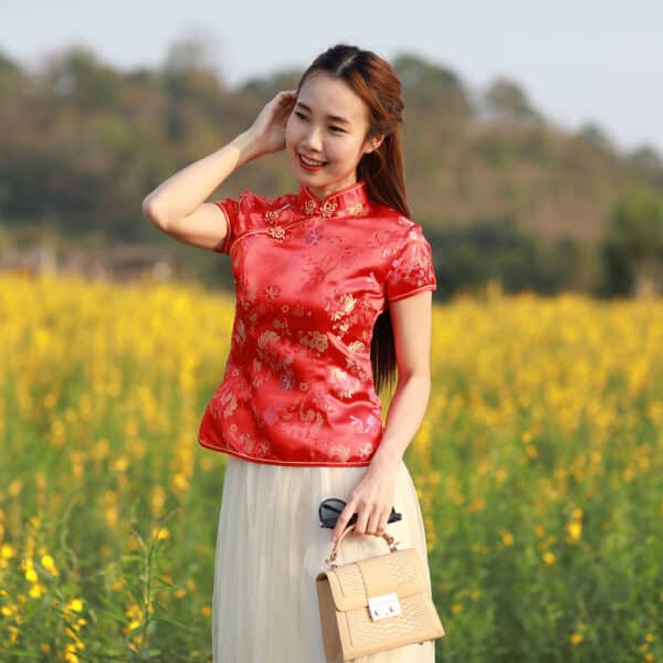 เสื้อตรุษจีนผู้หญิง (เสื้อกี่เพ้า) แขนสั้น สีแดง ลายดอกไม้และเชือกถักมงคลจีน