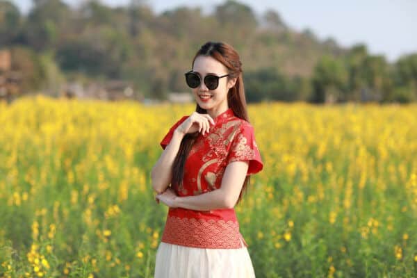 เสื้อตรุษจีนผู้หญิง (เสื้อกี่เพ้า) เนื้อผ้าฝ้าย ทรงคอจีนผ่าเฉียง สีแดง ลายปลาคาร์ฟ
